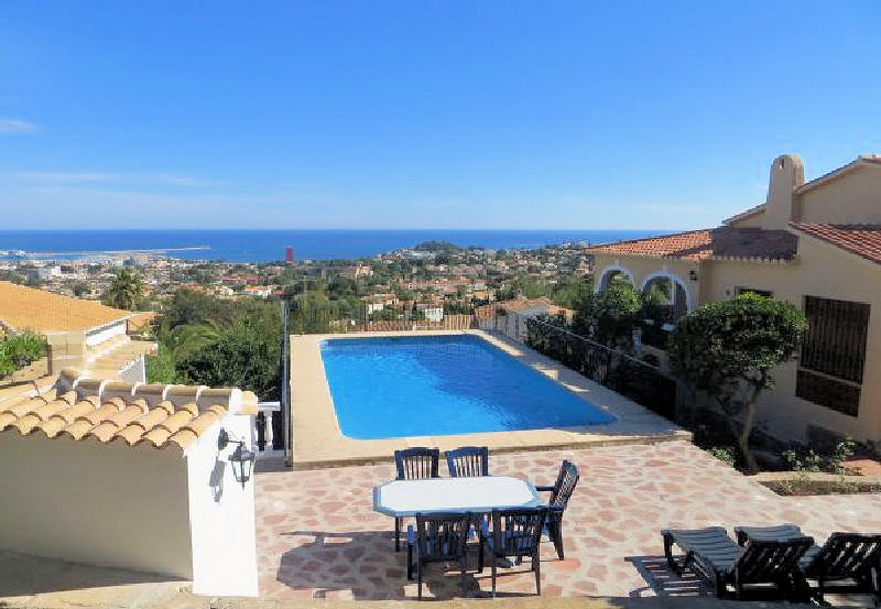 España; gran casa de vacaciones en Dénia, en la Costa Blanca, con piscina privada y fantásticas vistas panorámicas al mar. España; gran casa de vacaciones en Dénia, en la Costa Blanca, con piscina privada y fantásticas vistas panorámicas al mar.