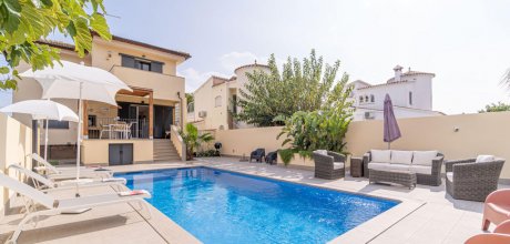 AM 820 Villa vacacional exclusiva para 8 personas en Empuriabrava, Costa Brava – piscina privada y amarre
