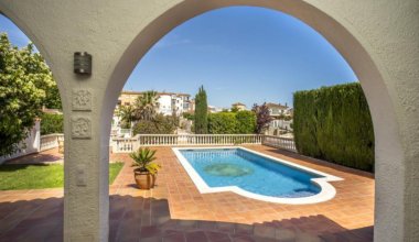 AM 621 Villa de lujo para 6 personas con piscina privada y amarre de barco – Empuriabrava, Costa Brava