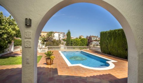 AM 621 Exklusive Ferienvilla für 6 Personen privater Pool und Bootsanleger Empuriabrava Costa Brava