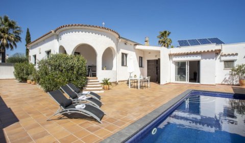 AM 914 Exclusive holiday villa for 10 persons with private pool – Empuriabrava, Costa Brava