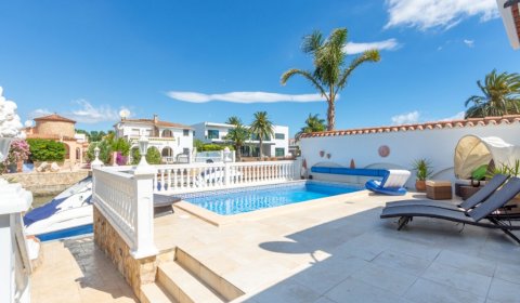 AM 618 Ferienvilla für 6 Personen mit einem privaten Pool und Bootsanleger in Empuriabrava an der Costa Brava