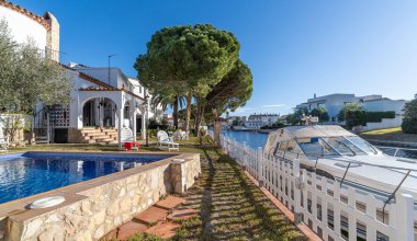 AM 812 Casa mediterránea para 8 personas en Empuriabrava, Costa Brava – piscina privada y amarre