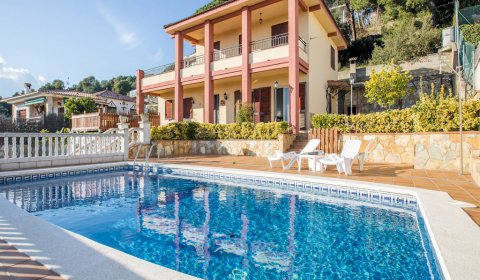 BL 812 Villa para 9 personas con una piscina privada y vistas al mar en Blanes en la Costa Brava