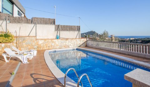 BL 812 Villa para 9 personas con una piscina privada y vistas al mar en Blanes en la Costa Brava