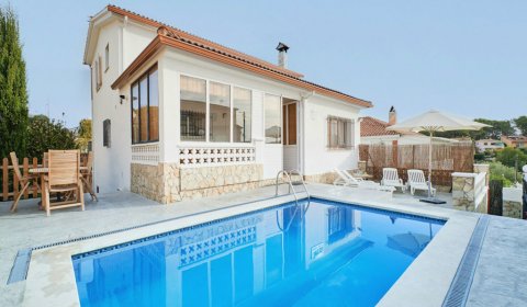 BL 902 Villa para 10 personas con una piscina privada en Blanes en la Costa Brava