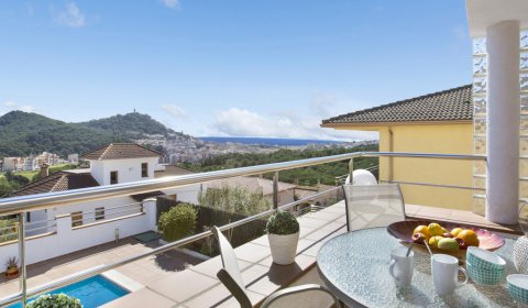 BL 904 Villa para 10 personas con una piscina privada y vistas al mar en Blanes en la Costa Brava