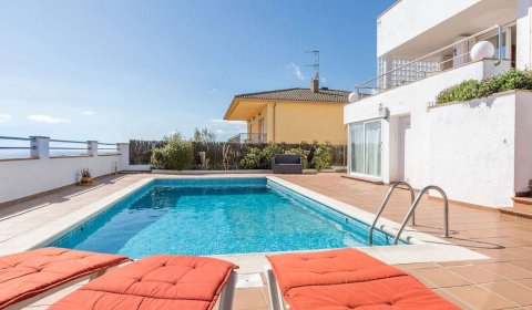 BL 904 Villa para 10 personas con una piscina privada y vistas al mar en Blanes en la Costa Brava