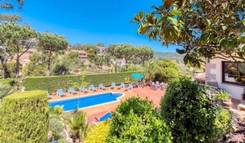 LL 969 Grande Villa pour 18/22 Personnes avec 4 Appartements et Piscine Privée – Lloret de Mar Costa Brava