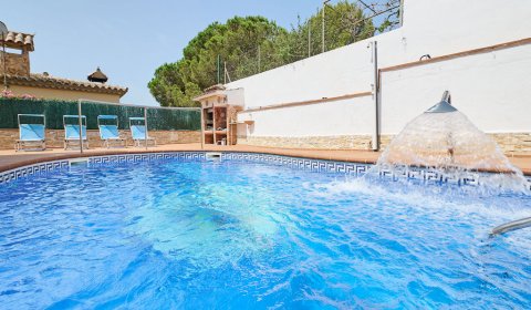 BL 910 Villa para 12 personas con una piscina privada y vistas al mar en Blanes en la Costa Brava en España