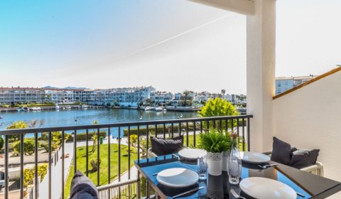 AM 121/2 Moderne Ferienwohnung für 2/3 Personen mit Schwimmbad in Empuriabrava an der Costa Brava