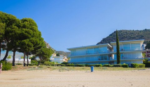 RS 122/3 Apartment for 4 persons with swimming pool on the beach of Rosas on the Costa Brava