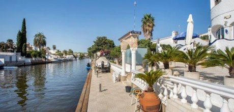 AM 611 Holiday villa for 6/7 persons with private pool and jetty in Empuriabrava on the Costa Brava