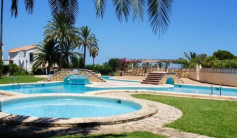 DE 305/2 Moderno bungalow vacacional para 4 personas con conexión a un parque vacacional con piscina en Dénia en la Costa Blanca