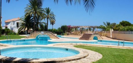 DE 305/2 Modern holiday bungalow for 4 persons with connection to a holiday park with swimming pool in Dénia on the Costa Blanca