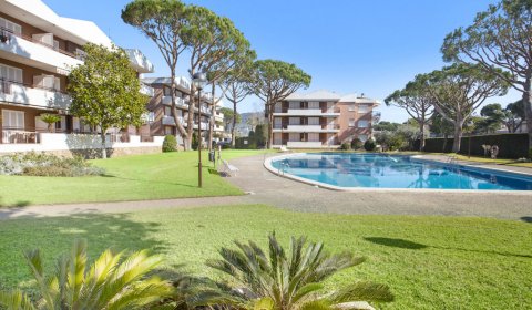 PA 136/4 Luxuriöse Ferienwohnung für 6 Personen mit Schwimmbad in Calella de Palafrugell an der Costa Brava in Strandnähe