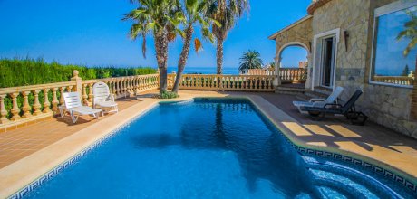 DE 614 Villa moderna para 6 personas con una piscina privada y vistas al mar en Denia en la Costa Blanca