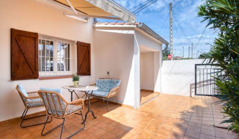 EC 227 Modernes Ferienhaus für 6 Personen in l'Escala an der Costa Brava