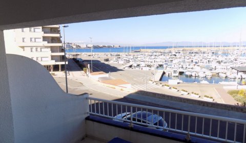 EC 102/1 Moderno apartamento vacacional para 2 personas con vistas al mar y piscina en el puerto de l`Escala en la Costa Brava