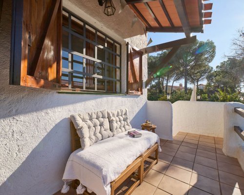 Moderne Ferienvilla mit privatem Pool an der Costa Brava bei Lloret de Mar in Spanien