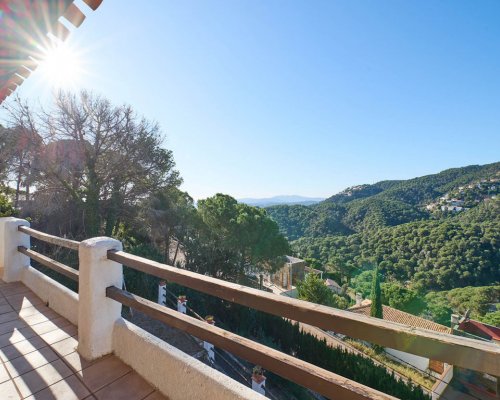 Moderne Ferienvilla mit privatem Pool an der Costa Brava bei Lloret de Mar in Spanien