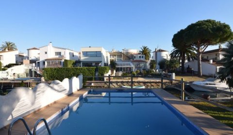 AM 818 Exklusives Ferienhausa für 8/10 Personen mit privatem Pool & Bootsanleger, Empuriabrava, Costa Brava