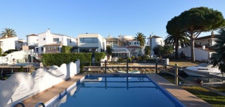 AM 818 Holiday villa for 8/10 persons near the beach with a private pool and jetty in Empuriabrava Costa Brava
