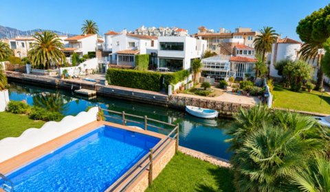 AM 818 Exklusives Ferienhausa für 8/10 Personen mit privatem Pool & Bootsanleger, Empuriabrava, Costa Brava
