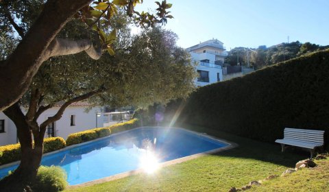 LA 141/3 Apartamento para 4 personas con vistas al mar y piscina en Llança Costa Brava