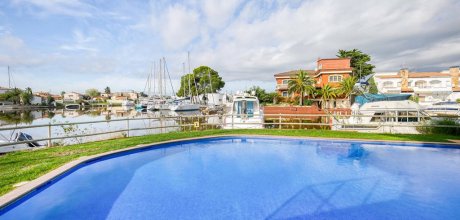 RS 133/2 Modern holiday apartment for 4 people with swimming pool in Santa Margarita - Rosas on the Costa Brava