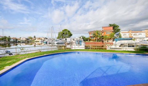RS 133/2 Moderne Ferienwohnung für 4 Personen mit Schwimmbad in Santa Margarita - Rosas an der Costa Brava