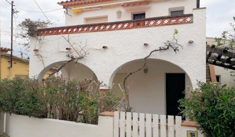 EC 226 Holiday home for  6/7 persons near the beach in l`Escala on the Costa Brava in Spain