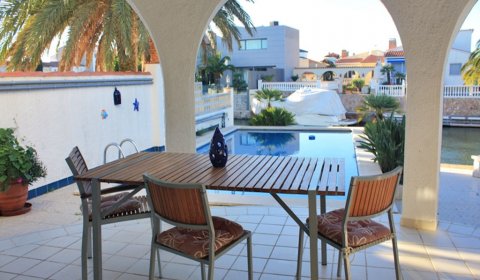 AM 814 Ferienvilla für 8 Personen mit einem privaten Pool und Bootsanleger in Empuriabrava an der Costa Brava