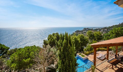 BL 631 Villa exclusiva para 6 personas con una piscina privada y vistas al mar cerca de Blanes en la Costa Brava