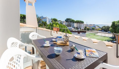 PA 114/2 Moderne Penthouse-Ferienwohnung für 4 Personen mit Meerblick in Calella de Palafrugell an der Costa Brava