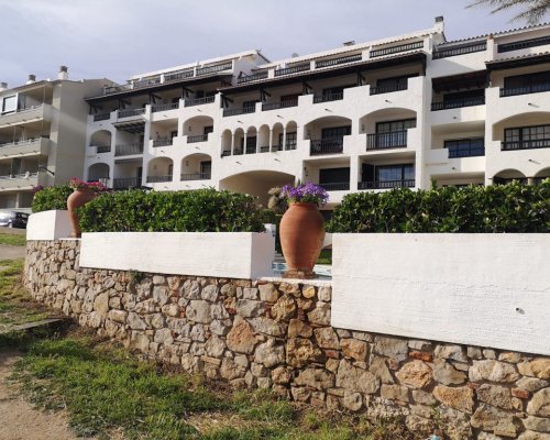 Moderne Ferienwohnung in l`Escala Costa Brava mit Schwimmbad