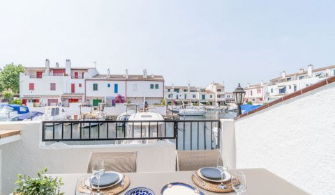 AM 289 Renovated fisherman's house for 6/8 persons with private dock in Empuriabrava, Costa Brava
