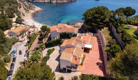 JV 925 Ferienvilla für 12 Personen 25m vom Meer mit privatem Pool bei Javea an der Costa Blanca