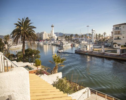 Fischerhaus am Kanal von Empuriabrava - Komfort trifft Charme.