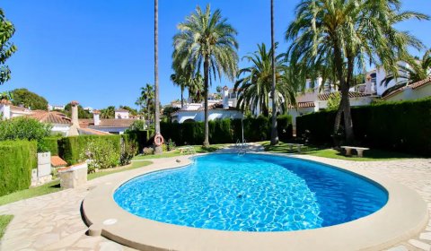 DE 325/2 Moderno bungalow vacacional para 4 personas con piscina en Dénia, Costa Blanca