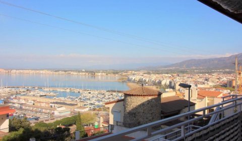 RS 131/2 Moderno apartamento vacacional para 5 personas con vistas al mar en el puerto de Rosas en la Costa Brava