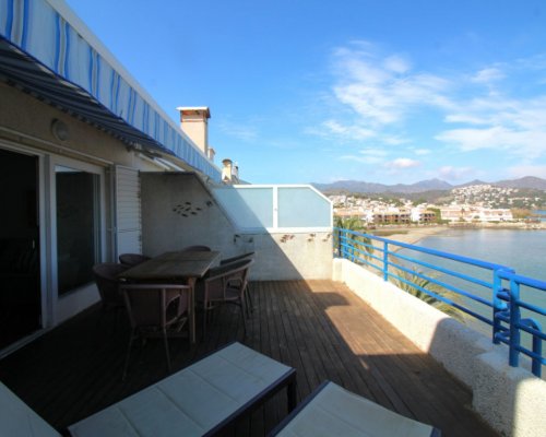 Moderne Penthouse-Ferienwohnung an der Strandpromenade von Llançà Costa Brava Spanien