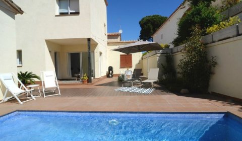 EC 620 Moderna casa de vacaciones para 6 personas con piscina privada en l’Escala, Costa Brava