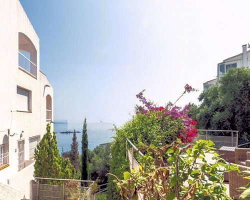Costa Brava Ferienwohnung mit Pool – ideal für 8 Personen direkt am Meer genießen.