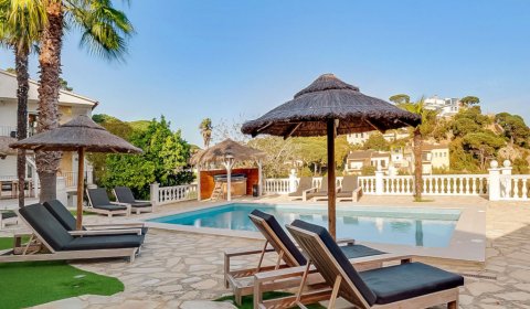 LL 962 Exklusive Ferienvilla für 16/17 Personen mit privatem Pool und Meerblick bei Lloret de Mar an der Costa Brava