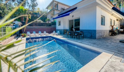 LL 824 Villa de vacances moderne pour 9 personnes avec piscine privée près de Lloret de Mar sur la Costa Brava