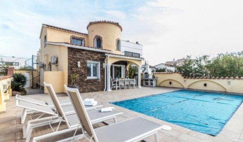 AM 822 Villa para 8 personas con una piscina privada y muelle en Empuriabrava en la Costa Brava
