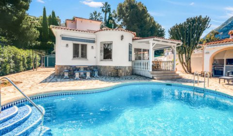 DE 611 Moderna villa vacacional para 6 personas con 2 apartamentos y piscina privada en Dénia Costa Blanca