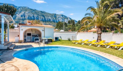 DE 611 Moderna villa vacacional para 6 personas con 2 apartamentos y piscina privada en Dénia Costa Blanca