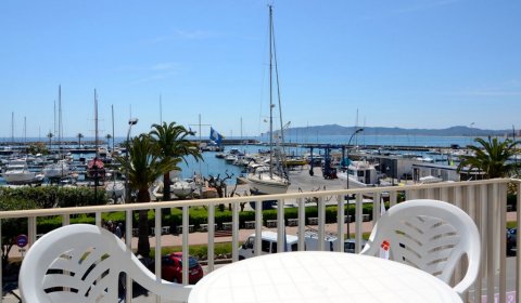 ES 124/1 Beachfront Apartment for 6 persons with Sea Views in l’Estartit, Costa Brava